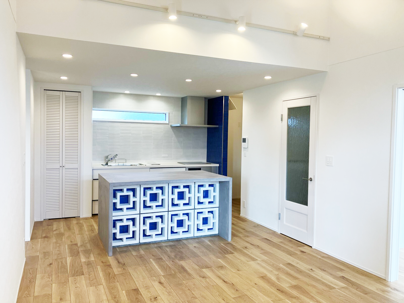 個性を放つ「タイル装飾の造作カウンター」