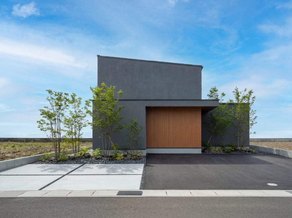 窓のない静寂な外観に隠された、インダストリアルな特等席