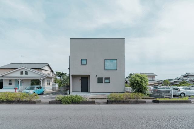 すっきりとしたシンプルな箱型外観