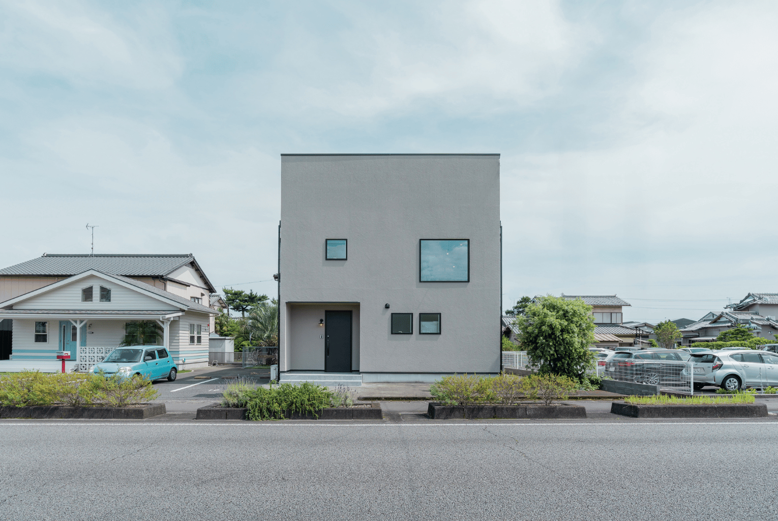 すっきりとしたシンプルな箱型外観